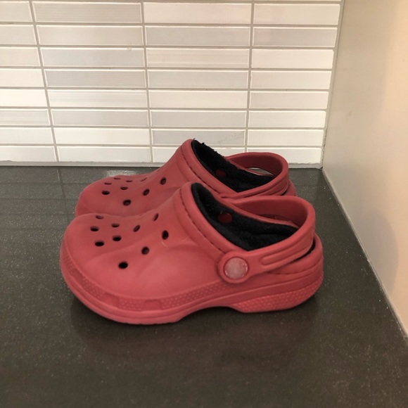 Unisex Red lined youth CROCS - Picture 3 of 10